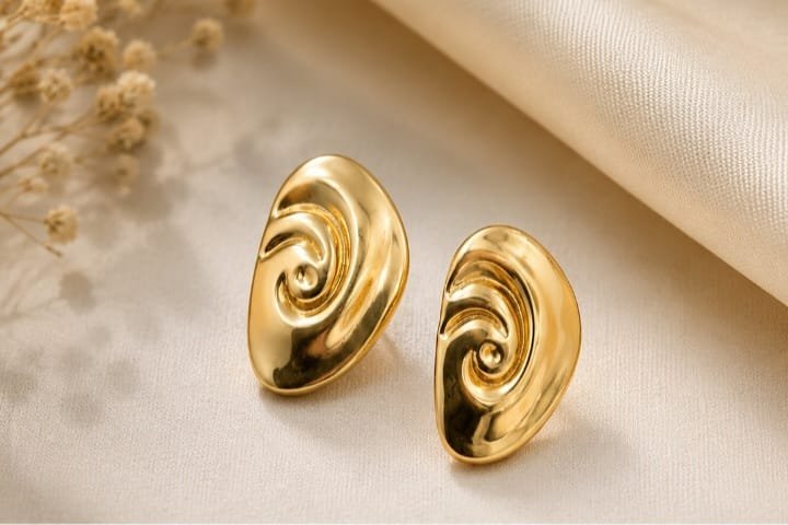 Gold Swirl Disc Studs - HAFSAY Korean earrings