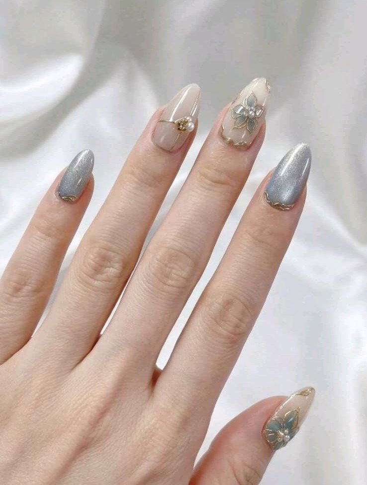 Silver Pearl Floral Nails - HAFSAY Korean nails