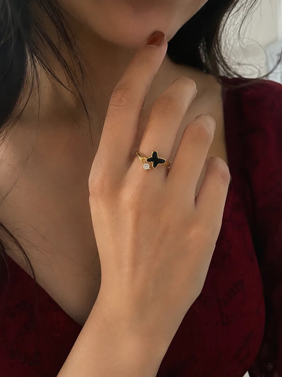 Black Gold Clover Ring - HAFSAY Korean rings